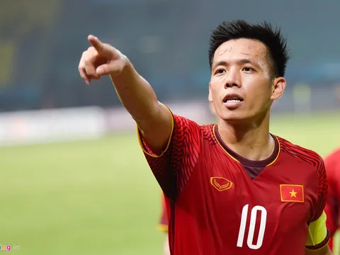 Nóng! NHM Việt Nam tranh cãi nảy lửa về cơ hội ra sân của Văn Quyết