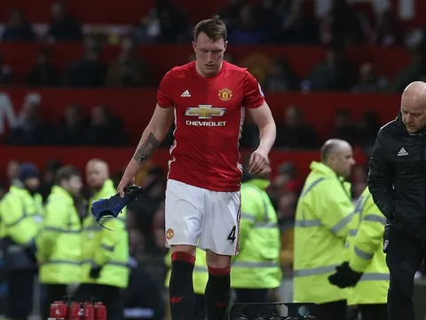 NÓNG: Phil Jones chấn thương, M.U nguy khốn