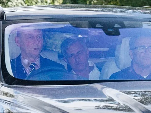 NÓNG: Sau một ngày 'biệt tích', Mourinho trở lại Man Utd với điệu bộ này đây