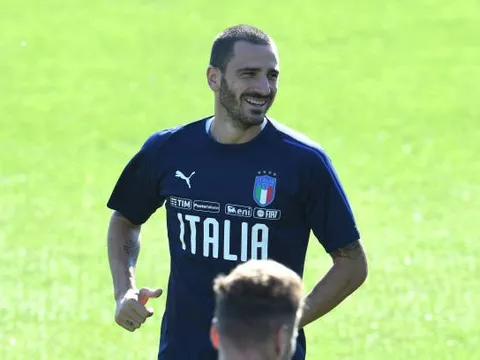 Nụ cười của Bonucci không thể xóa đi căng thẳng tại Italia
