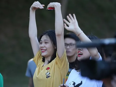 Du học sinh Việt trên đất Lào "thả thính" trò cưng HLV Park Hang-seo