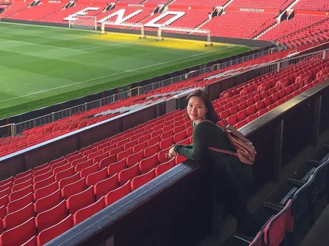 'Nữ thần' nhạc Việt thế hệ 8x, 9x bất ngờ đặt chân tới Old Trafford