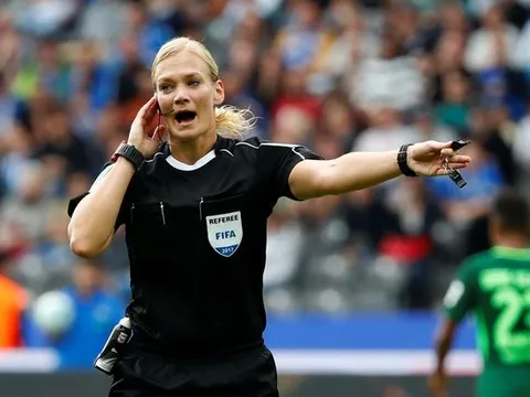 Nữ trọng tài đầu tiên cầm còi ở Bundesliga