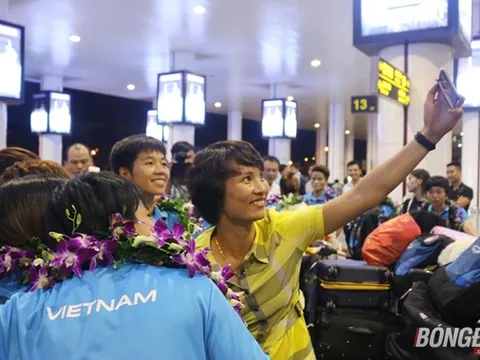 Những nhà vô địch SEA Games trở về trong sự chào đón của người hâm mộ