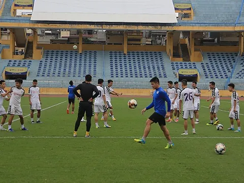 "Lá chắn thép" ĐT Việt Nam vắng mặt trong buổi tập CLB Hà Nội