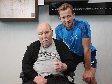 Ở tuổi 77, huyền thoại Jimmy Greaves đi xe lăn cổ vũ Tottenham trước trận đại chiến
