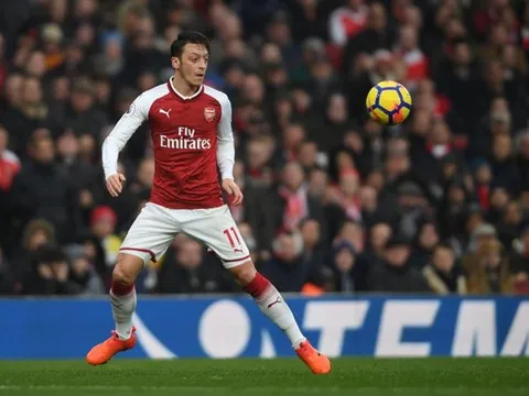 Oezil mất cơ hội đến Barca vì ăn chơi quá đà?