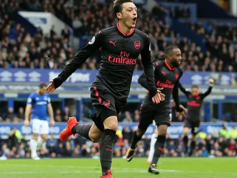 Oezil bị chê lười nhưng nước rút nhiều nhất Premier League