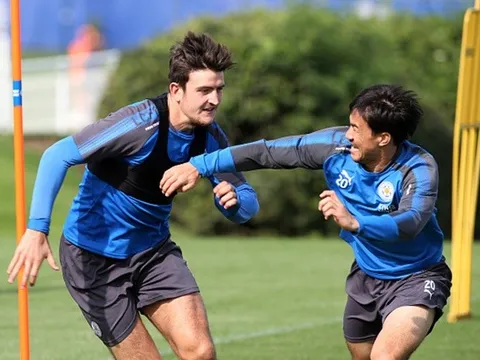 Okazaki chơi trò "cút bắt" trong buổi tập của Leicester
