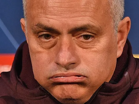 Mourinho nhắn với học trò: "Không chịu được áp lực thì ở nhà xem TV"