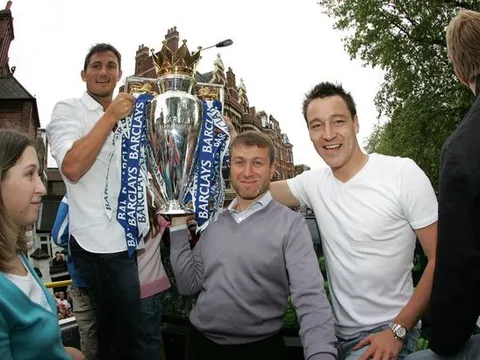 Ông chủ Chelsea bị từ chối khi hỏi mua Arsenal