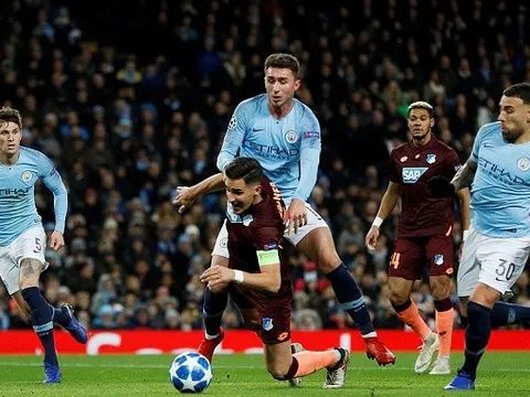 Otamendi kinh hãi khi thấy đồng đội "chơi dại" trong vòng cấm