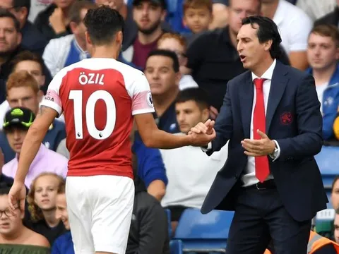 HLV Emery nói lời bào chữa vụng về cho Ozil và Xhaka