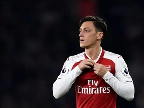 Ozil bị chỉ trích dữ dội sau trận thua Watford