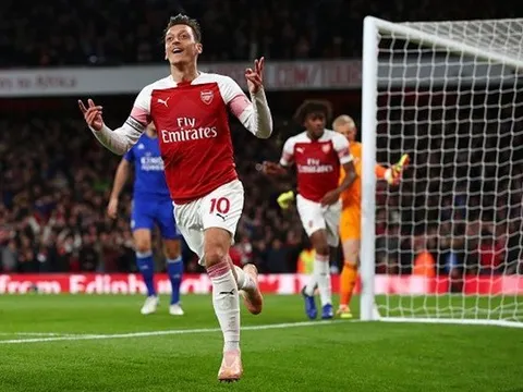 Ozil cần làm điều này để sáng ngang huyền thoại Bergkhamp ở Arsenal