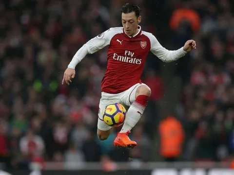 Ozil cho Barcelona 2 tuần trước khi gia hạn với Arsenal