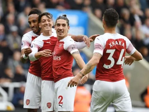 Ozil đã nói gì giúp Xhaka thực hiện thành công siêu phẩm đá phạt?