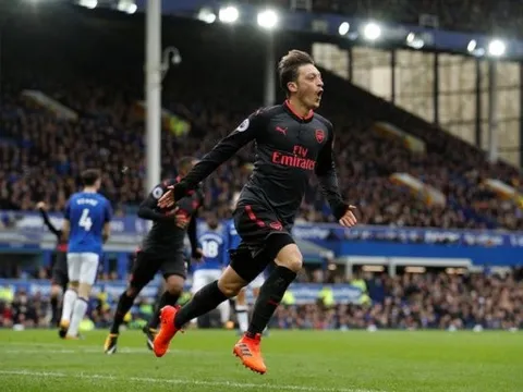 Ozil được CĐV đưa lên mây với màn trình diễn trước Everton