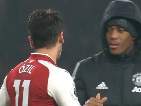 Ozil gây phẫn nộ vì “thả thính” Man Utd ngay trên sân
