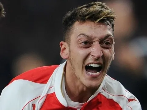 CĐV Arsenal mỉa mai tình huống Ozil nổi điên với đồng đội