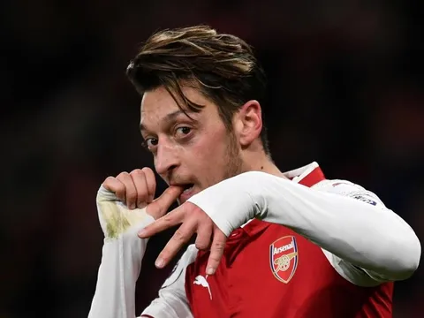 Ozil giữ liên lạc với Zidane, tính chuồn sang Real?