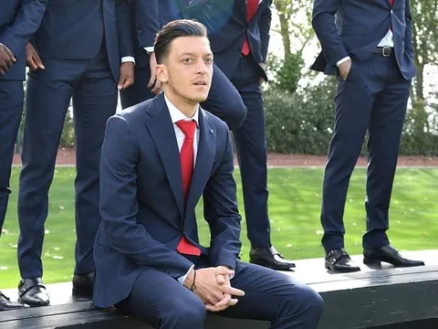 Ozil khiến fan nữ "rụng tim" khi diện đồ vest chụp kỉ yếu