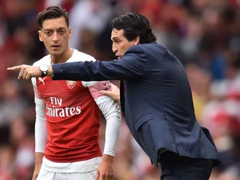 "Ozil không có chỗ trong sơ đồ của Arsenal"