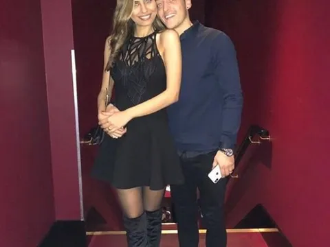 Ozil 'kiến tạo' cho sao Arsenal ghi bàn với vợ