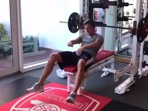 Ozil lủi thủi đẩy tạ ở phòng tập London Colney