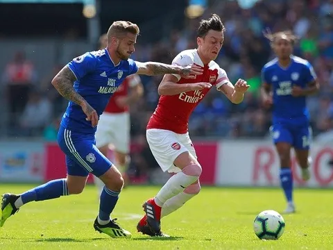 Ozil ngoảnh mặt với đồng đội, Emery nói gì?