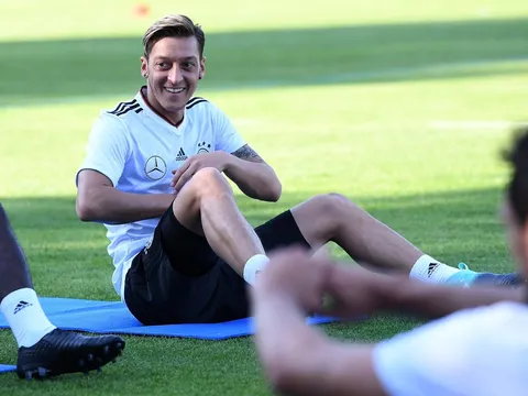 Ozil về tuyển Đức: Mừng như cá gặp nước