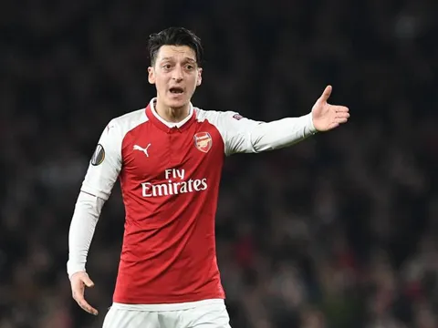 Ozil quá hay, HLV Unai Emery phải thốt lên một điều