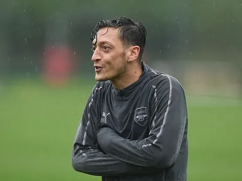 Ozil rét run người khi cơn mưa chợt đổ xuống sân tập Arsenal
