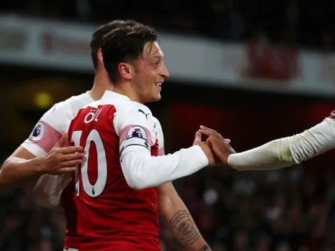 Ozil thăng hoa, Emery ra quyết định quan trọng về băng đội trưởng Arsenal