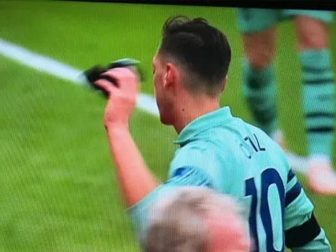 Sốc: Ozil giận dữ không bắt tay Emery, ném găng ngay trên đường biên