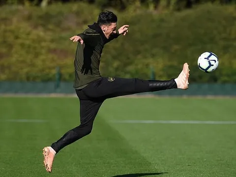 Ozil tung vô ảnh cước, Arsenal cật lực hướng tới nấc thang thứ 10