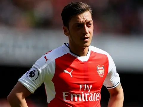 Ozil vật vờ như bóng ma khi đối đầu Man City