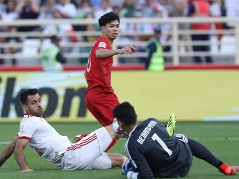 "Văn Lâm quá đẳng cấp, không thể trách Công Phượng, Quang Hải"