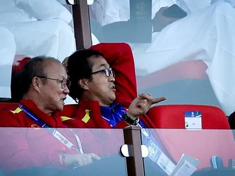 HLV Park cùng trợ lý trực tiếp xem Nhật Bản giành vé tứ kết Asian Cup