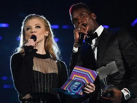 Paul Pogba cầm mic, sánh vai cùng Natalie Dormer tại MTV European Music
