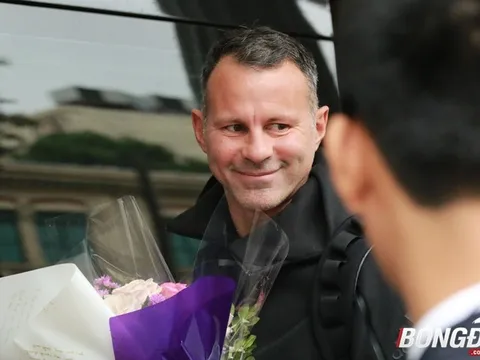 Paul Scholes lạnh lùng, Ryan Giggs tươi cười với NHM Việt Nam