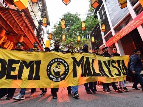 CĐV Malaysia náo loạn phố cổ Hà Nội trước trận chung kết