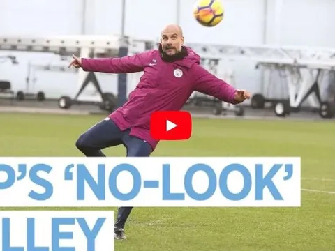 Pep Guardiola trổ tuyệt kĩ volley không cần nhìn