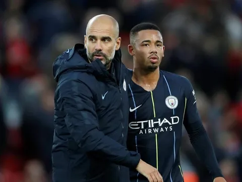 Pep Guardiola xin lỗi Jesus vì để Mahrez sút phạt đền