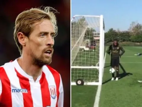 Peter Crouch đòi kiện Alexandre Lacazette ra tòa vì lý do này