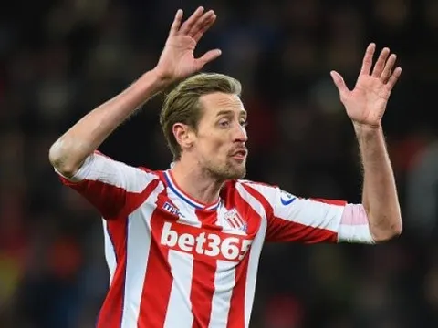 Peter Crouch tiết lộ 'cầu thủ bẩn thỉu nhất' khiến anh thực sự sợ hãi