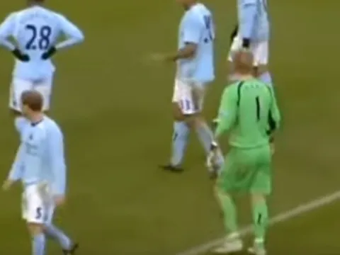 Pha 'bắn tốc độ' khó tin của thủ thành Joe Hart