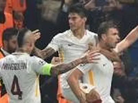 Pha bắt Volley thần thánh của Edin Dzeko trong trận đấu với Chelsea