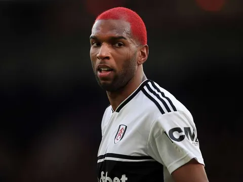 Pha bỏ lỡ khó tin của Ryan Babel trước Manchester United