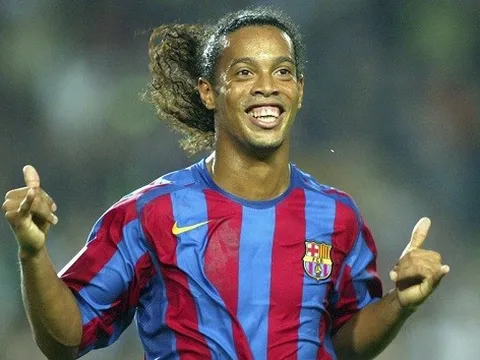 Pha bóng Ronaldinho khiến Cech phải "khóc thét"